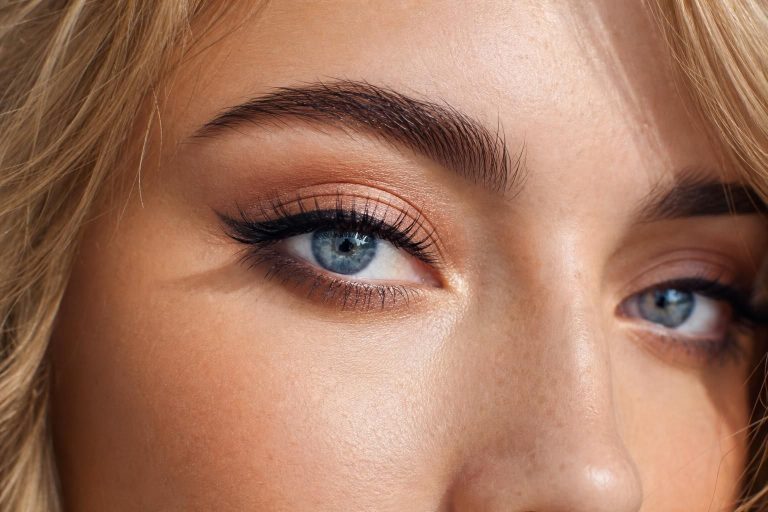 découvrez les astuces et conseils de maquillage pour mettre en valeur vos yeux bleus et révéler tout leur éclat.