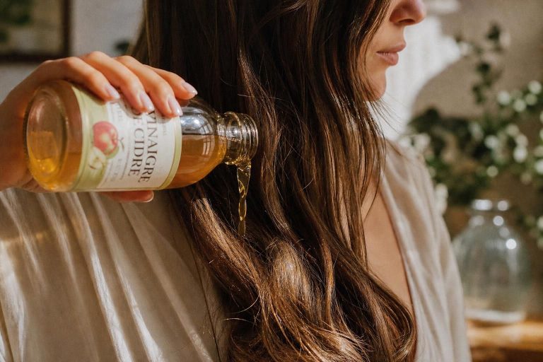 découvrez les bienfaits du vinaigre de cidre pour les cheveux et apprenez comment l'utiliser efficacement pour des cheveux brillants, forts et en pleine santé.
